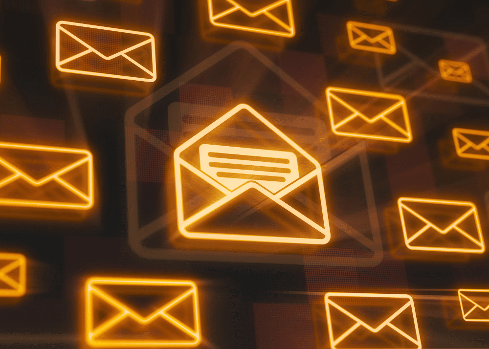 Leuchtende Symbole von E-Mail-Nachrichten in einer digitalen Umgebung